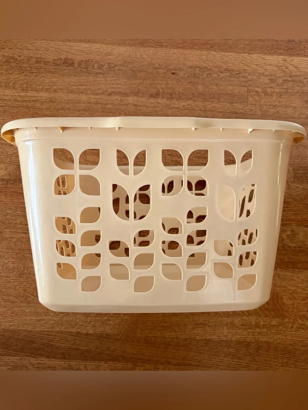 Vintage 1980s Rubbermaid Almond Beige 2968 Roughneck Tulip Flower Laundry Basket